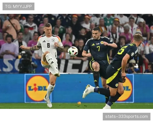 克罗斯本赛季持续精准传球撕开对方防线 提升球队中场控制力